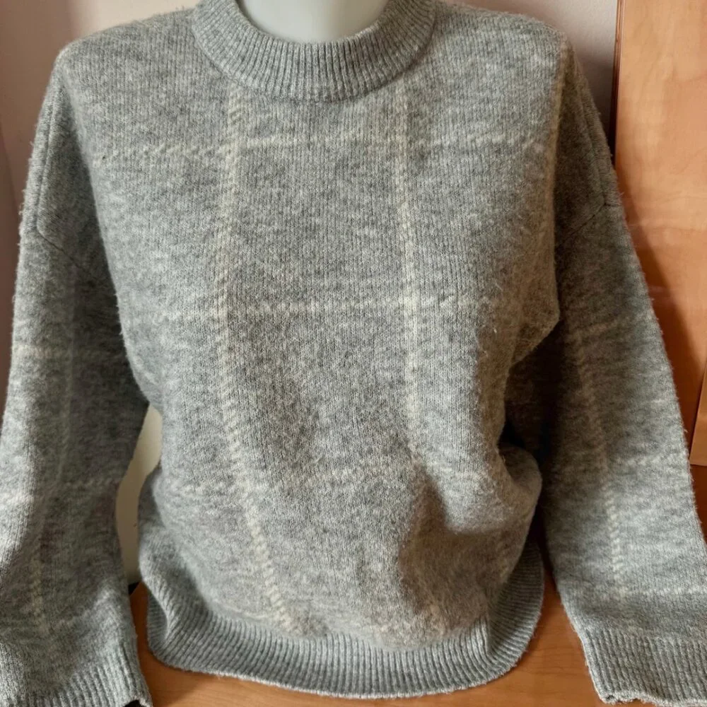 Light Grey and White Plaid Abercrombie & Fitch Women's Crewneck Sweater - Picture 1 of 4